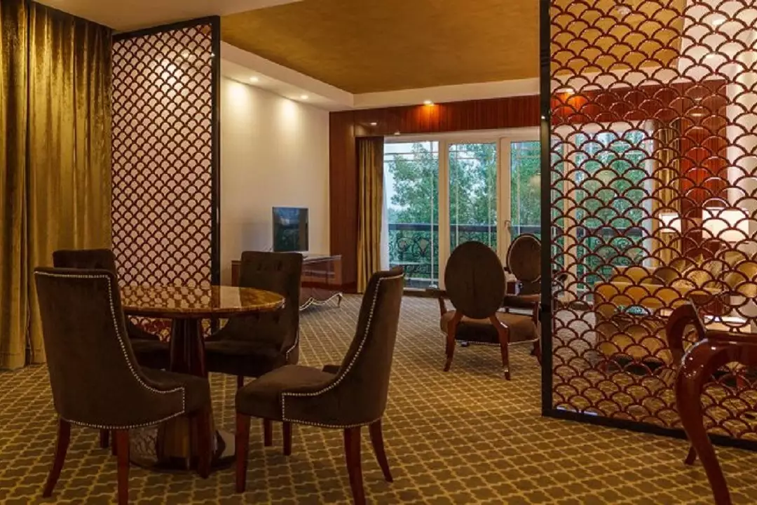 Alibaba https://cdn.alibaba.ir/ostorage/hotel-accommodation-images/6946777642794e78685ec5a4_سوئیت آتوسا لوکس (رو به باغ).webp